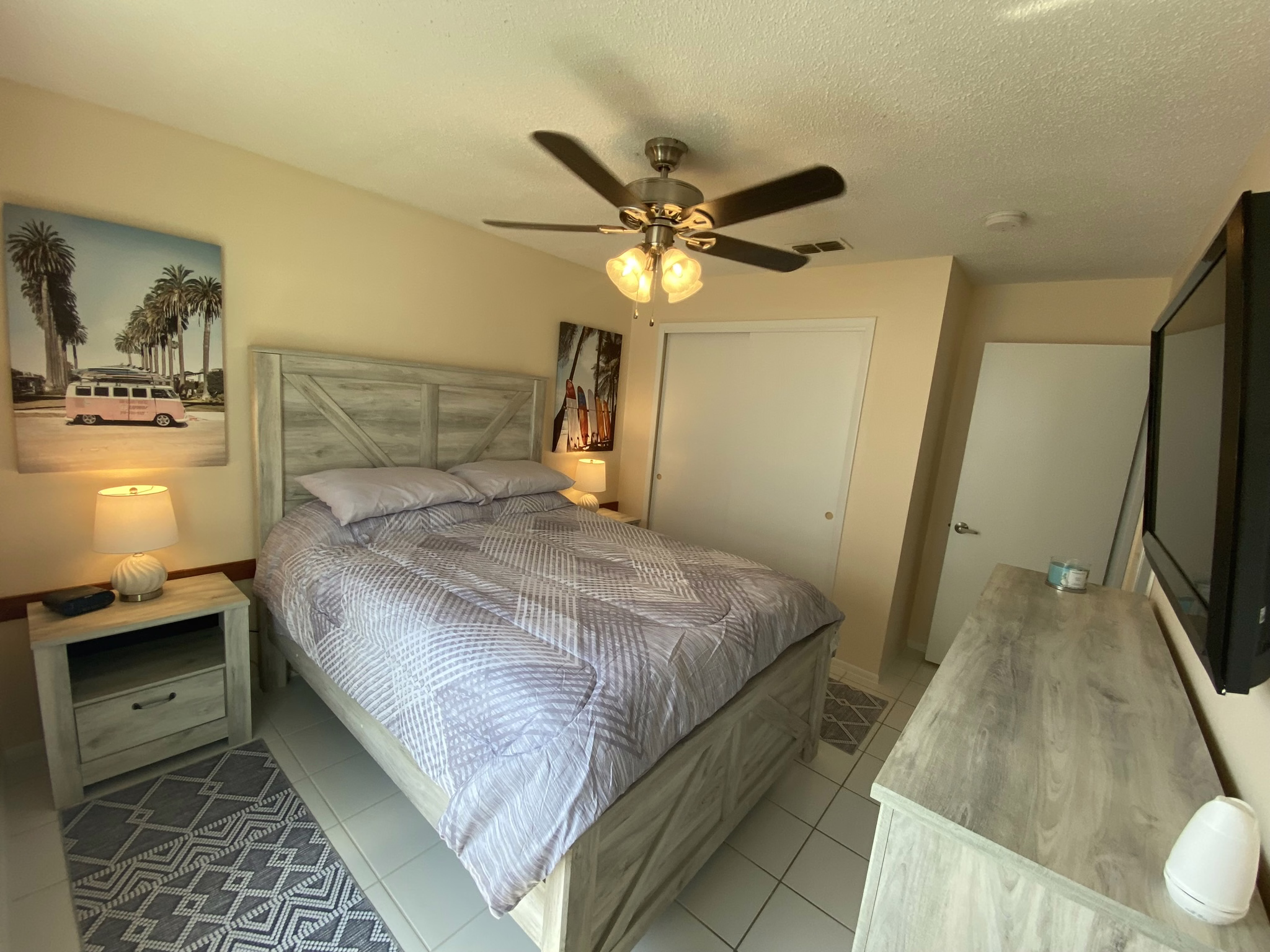 Queen bedroom with closet and nightstand lamps