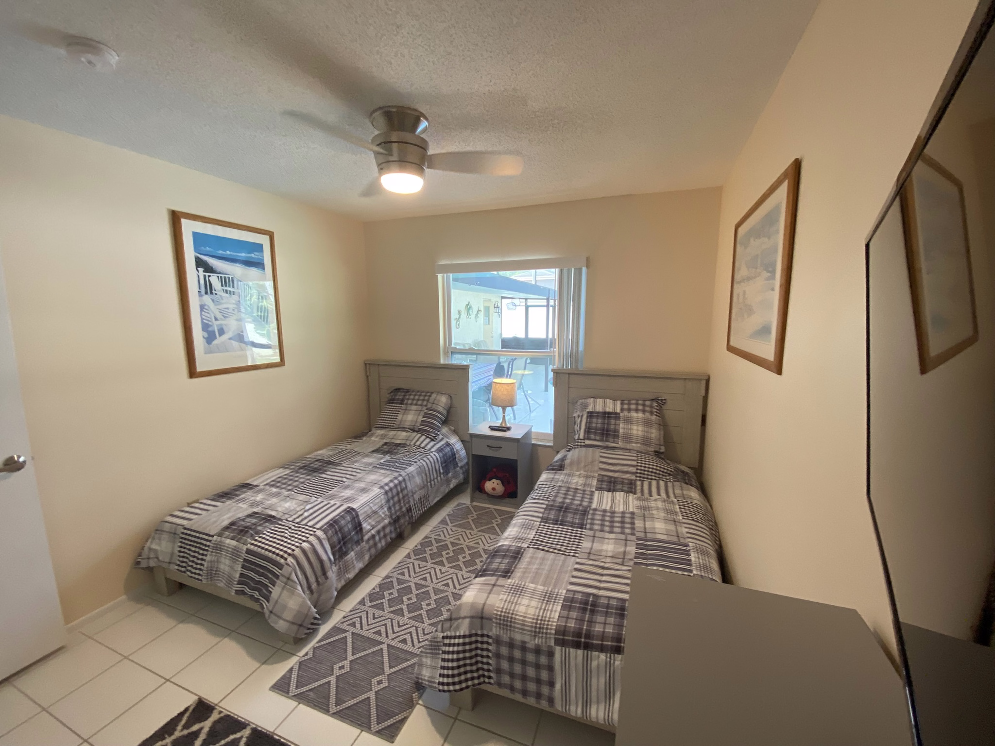 Twin bedroom with lanai view