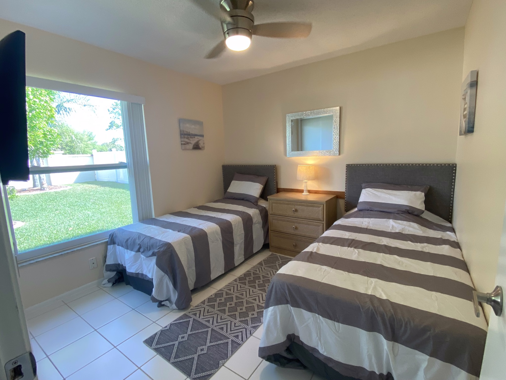 Twin bedroom with garden window and TV